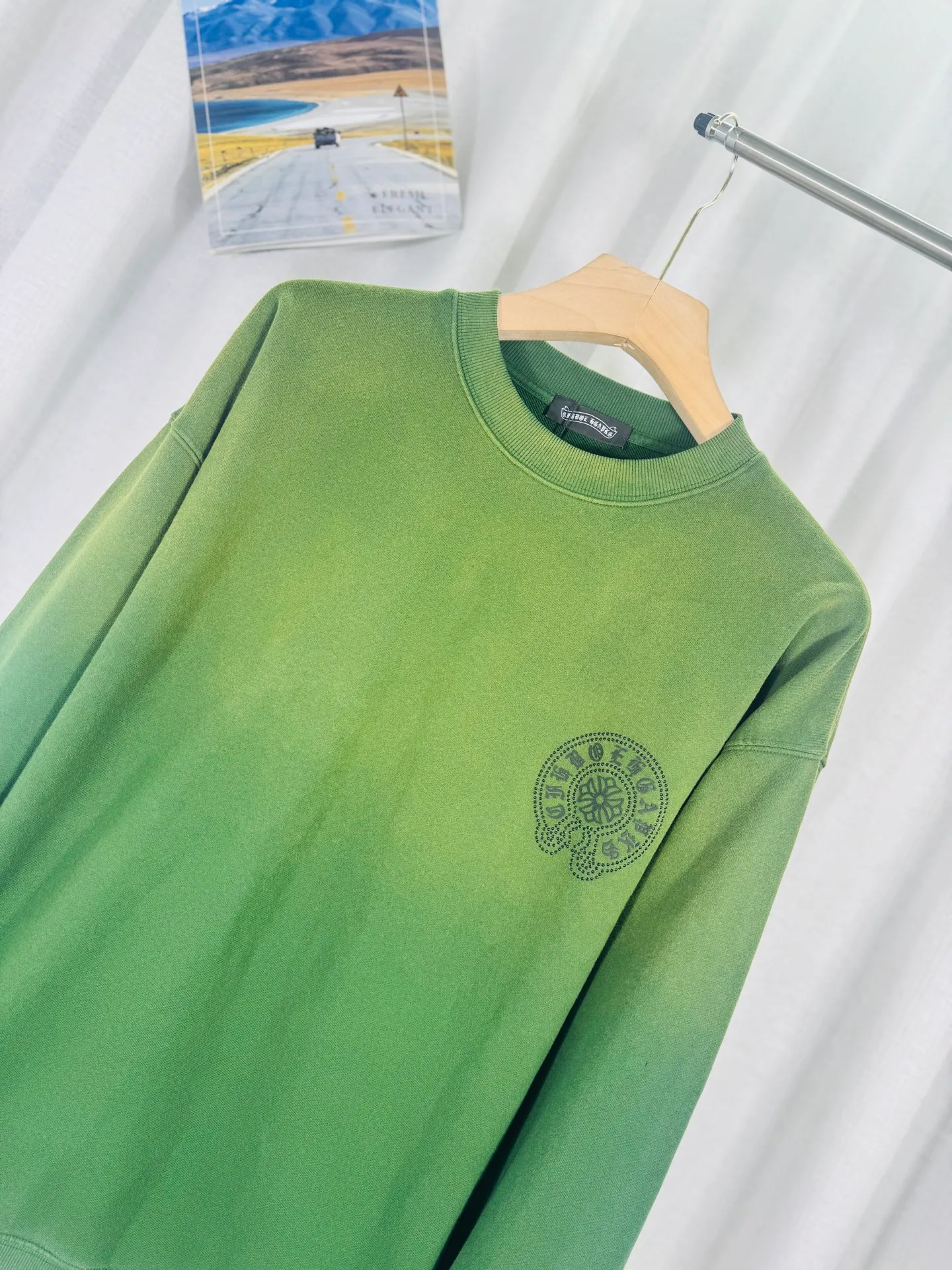 P280 top version, real shot without P, ​​different from market currency) 𝗖𝗵𝗿𝗼𝗺𝗲 𝗛𝗲𝗮𝗿𝘁𝘀/Croxin 2025 Autumn and Winter New Original Single Counter American 3D Rivets and Drill Couple Casual Sweater 👑The highest version! Customized fabric 430g tripe terry fabric! American-style pickled and distressed original fabric, laser-burned flowers, rivets and diamonds, exquisite embroidery of letters! The best-selling model in the counter, very comfortable to wear. Accessories: original molded and authenticated collar label➕100% silk wash label. Genuine purchase-grade original hangtag➕matching hanging rope➕3D hanging beads➕original packaging bag. Craftsmanship: The original version has consistent wiring! The highest version of the armhole matching technique! Color: Pink Black Green Purple Size: S M L XL Style Number: 25-363